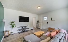 Indy Retreat With Grill And Yard About 3 Mi To Dtwn!